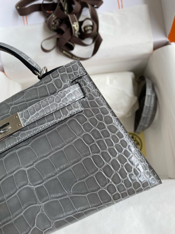 Hermès Kelly II 19cm – Shiny Alligator Leather in Glacier Grey with Silver Hardware