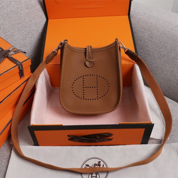 Hermès Evelyne Mini 17cm – Summer Street-Style Essential