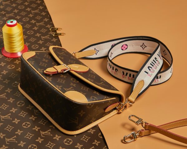 Louis Vuitton Top-Quality Original Diane Handbag Stylish and Versatile with Removable Straps