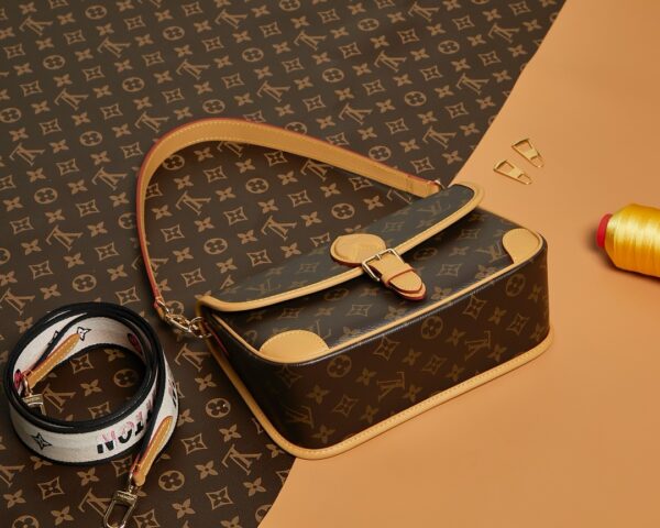 Louis Vuitton Top-Quality Original Diane Handbag Stylish and Versatile with Removable Straps