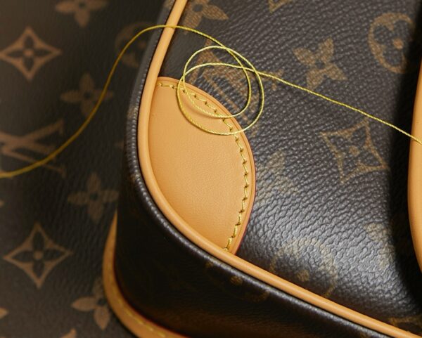 Louis Vuitton Top-Quality Original Diane Handbag Stylish and Versatile with Removable Straps