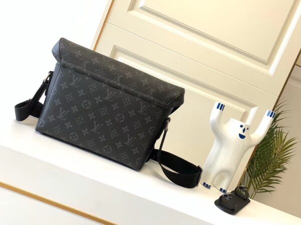 Louis Vuitton Messenger Bag – M40511 (Dynamic Chip Edition)