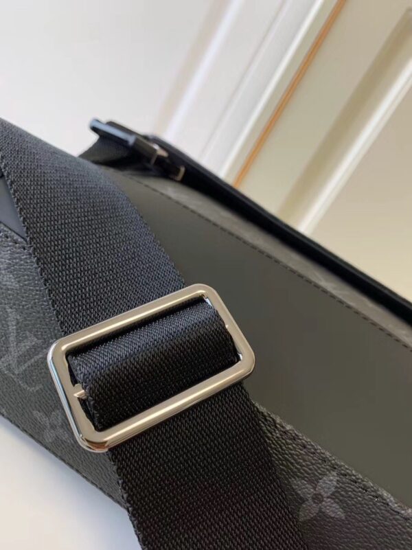 Louis Vuitton Messenger Bag – M40511 (Dynamic Chip Edition)