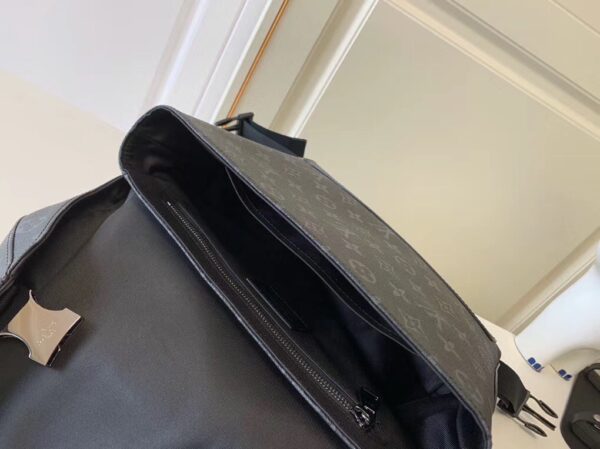 Louis Vuitton Messenger Bag – M40511 (Dynamic Chip Edition)