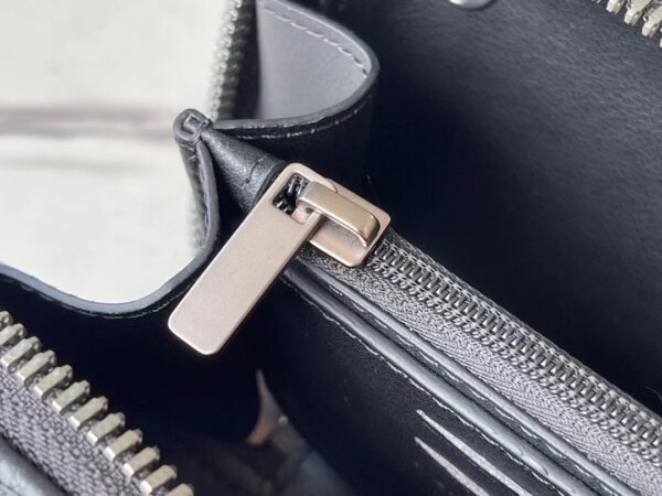 Louis Vuitton Horizon Clutch Bag – M20439